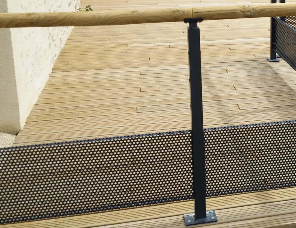 Rampes d'accès & PMR avec Garde-corps métal et main courante en bois
