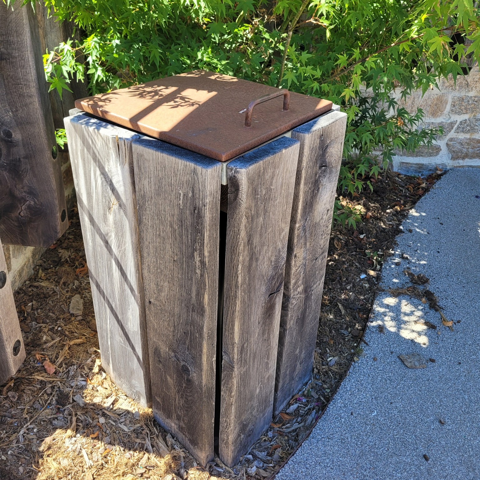 Corbeilles et caches conteneurs - Poubelle en bois carré avec couvercle en métal effet rouillé