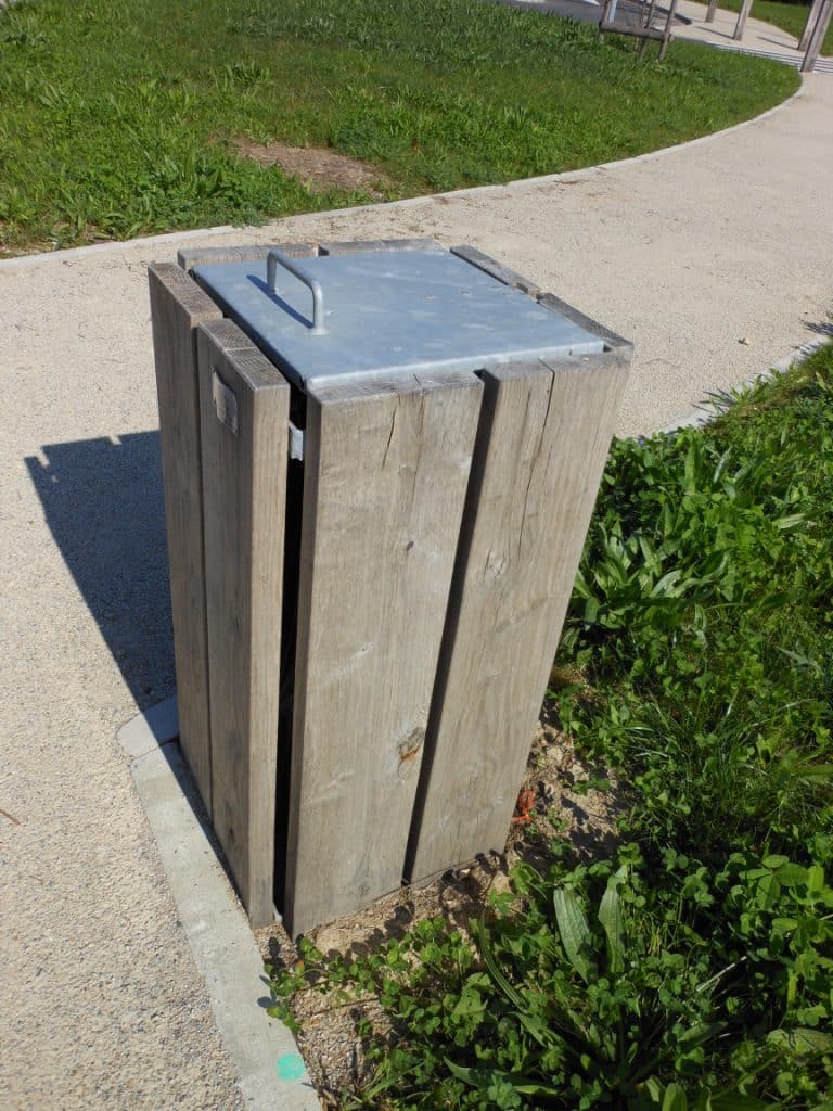 Corbeilles et caches conteneurs en bois carré avec couvercle en métal
